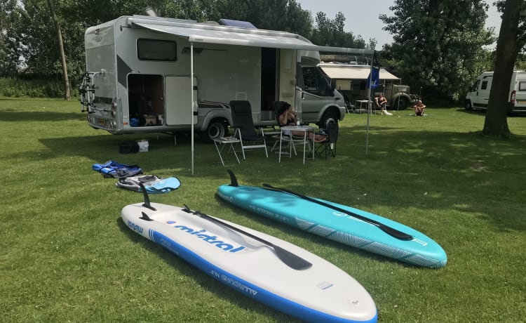 Camper LMC très spacieux avec système de niveau hydraulique entièrement automatique