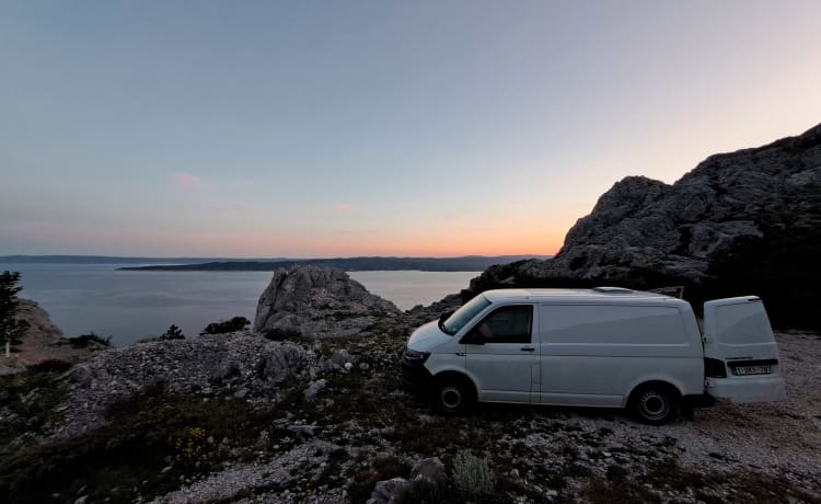 THE VAN – Gezellige zelfbouw VW-camper uit 2019