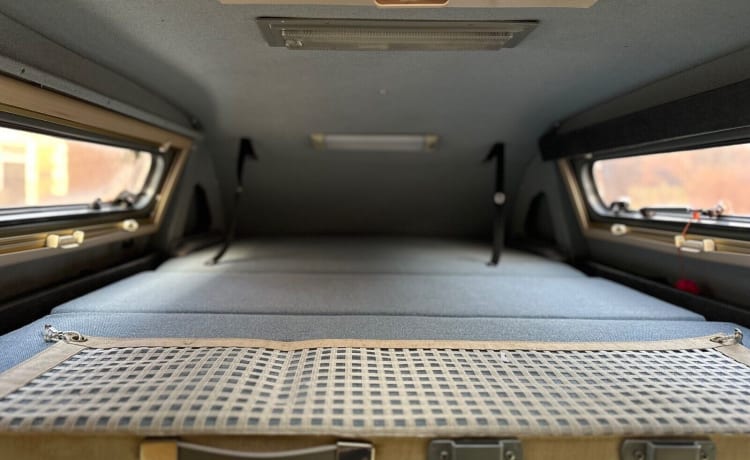 TOM – 5-persoons VW T25 Autosleeper Topaz met keuken, douche