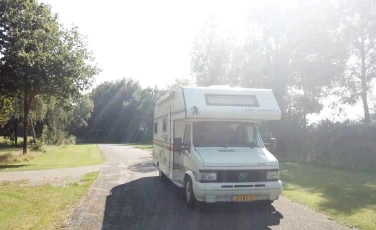 Grand camping-car 6 personnes à louer. Liberté LMC