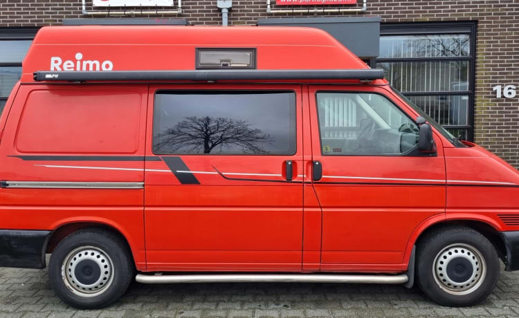 Ferrari onder de Volkswagens – 2p Volkswagen bus uit 2001