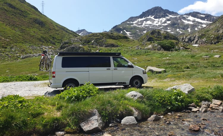 Volkswagen T5/6 5-Personen-Wohnmobil zu vermieten