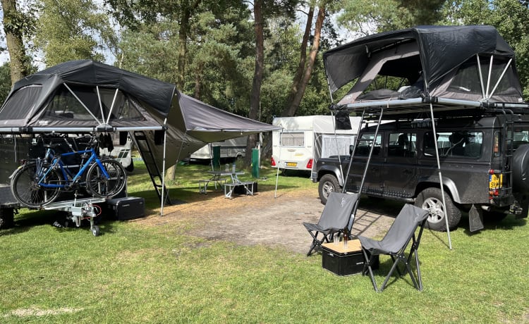 Woeste Willem – 7p Land Rover Defender Automatic from 2006 with roof tent 