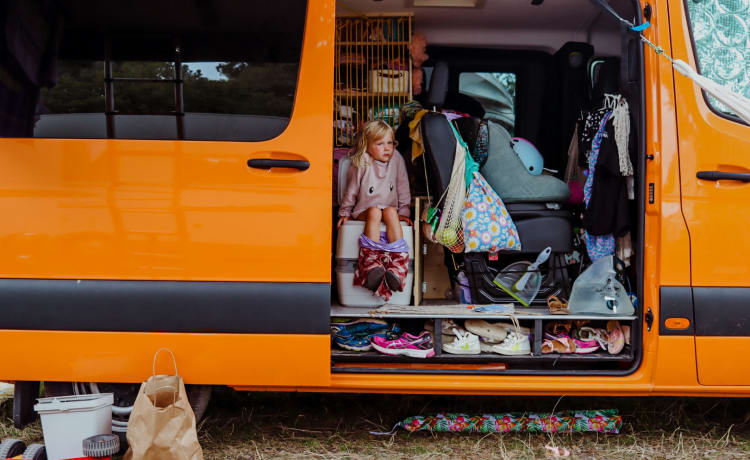 Liesellove – Adventurous DIY family camper with roof tent