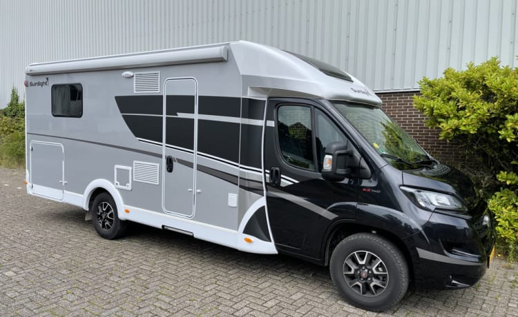 18 – Prachtige 2-persoons automaat camper met heerlijk queensbed