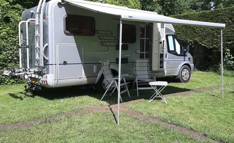 2p Hymer semi-integrated met 2 aparte lengtebedden