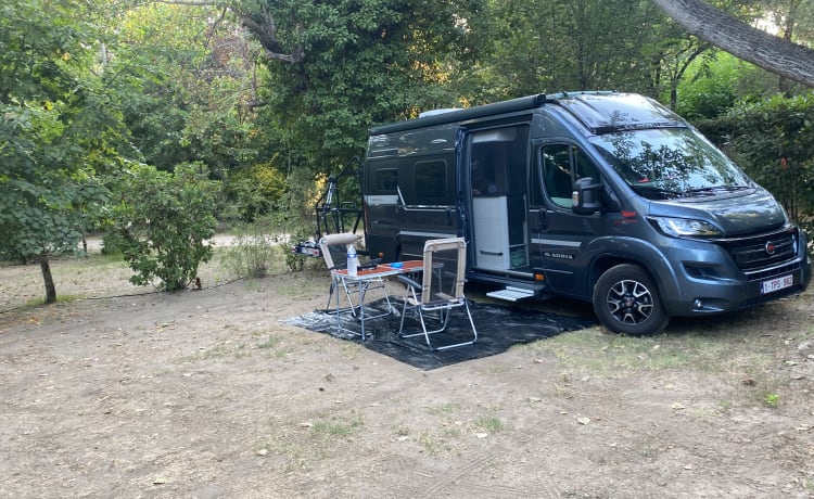 Adria twin Supreme fiat ducato automaat – Beau camping-car à louer