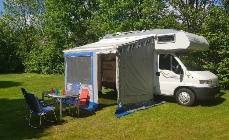 Mooie camper voor gezin, twee personen of alleen (surftrip)