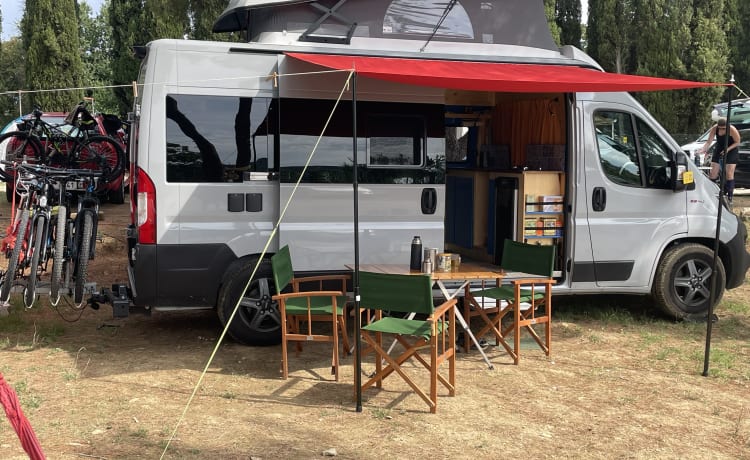 DE GRIJZE WOLF  – 4 persoons Fiat campervan uit 2021