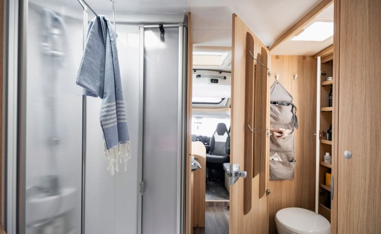 T690 – Nieuw Sunlight T690L semi integraal camper 4 pers. Mj24