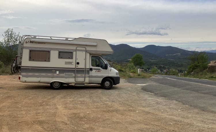 4 slaapplaatsen en 6 zitplaatsen (ook tijdens het rijden) – Leuke Camper van flexibele eigenaren