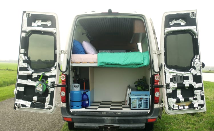 Bobbie – Kleurrijke off-grid buscamper