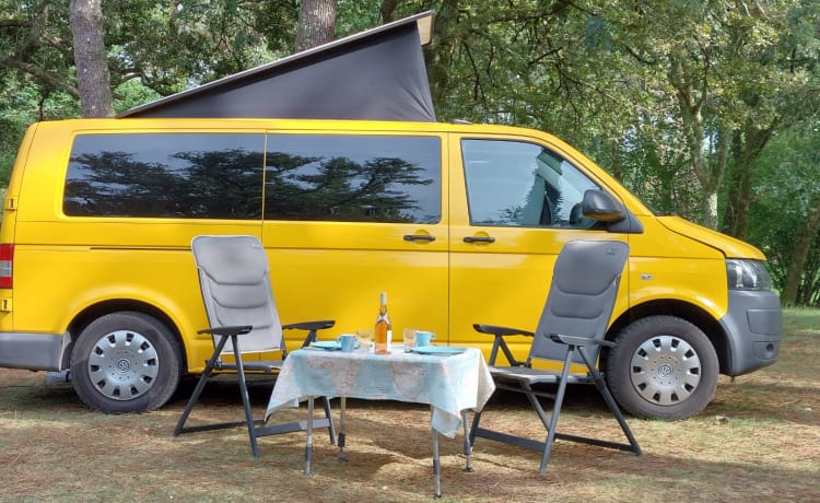 VW T5 gele bus met modern interieur 
