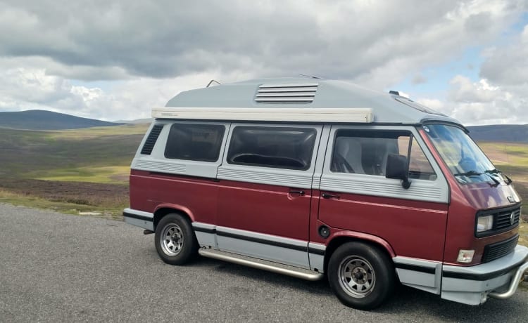 Originale Volkswagen T3 Dehler retrò con attrezzatura da campeggio completa.