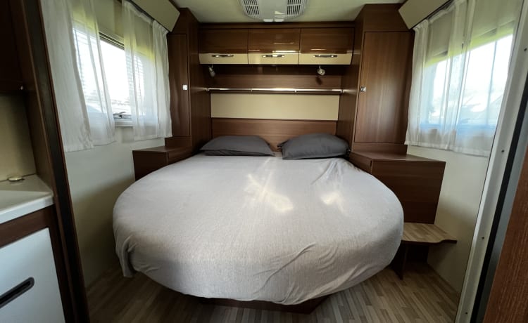 3 LMC T692G – Camper (2020) Half integrale automaat voor 2 personen 