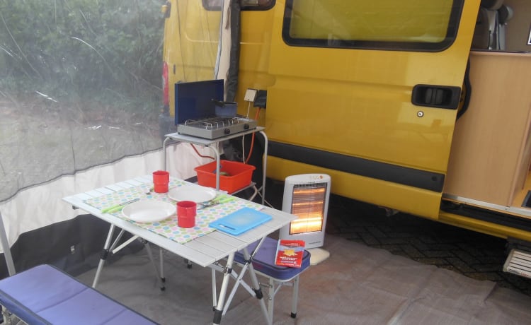 Camping-car confortable pour deux personnes, se conduit comme une voiture de tourisme