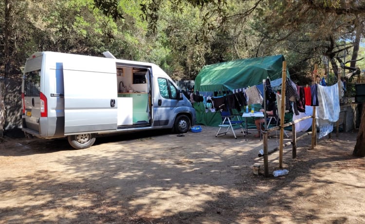 Zelfbouw Fiat Ducato – Le bus de Chris et Maria