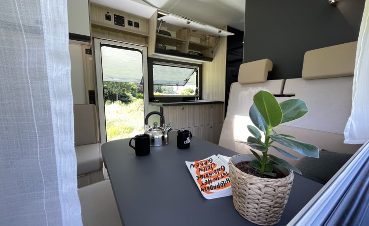 Queen H – Camping-car en alcôve flambant neuf et luxueux pour 6 personnes à partir de 2023