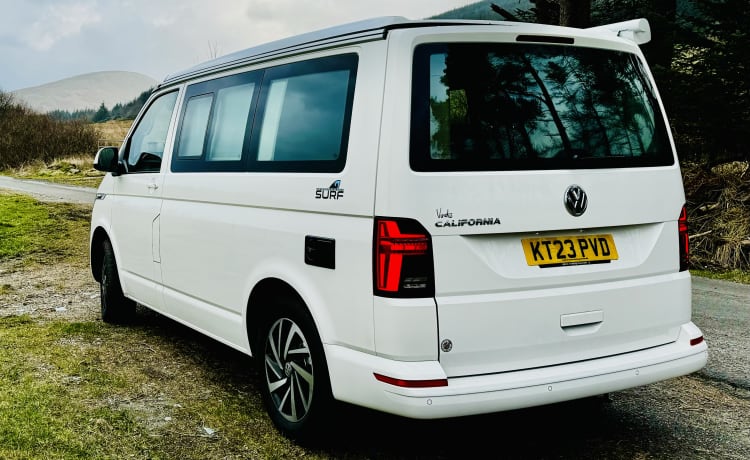 Maggie – Gloednieuw (2023) VW Califronia Surf - 4 slaapplaatsen, comfort van thuis!