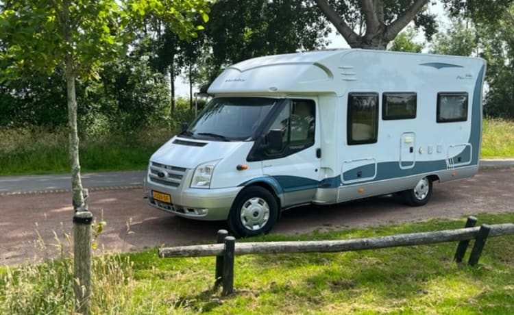 Spacious two-person Hobby camper with a spacious French bed