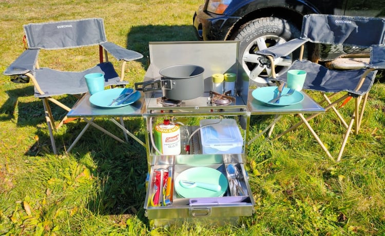 4x4 Mitsubishi Pajero with large roof tent