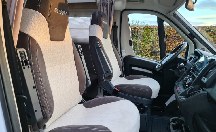 L199VP – Chausson 777GA Automatique Titane VIP très luxueux, km gratuits