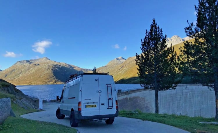 Leah – Beautifully converted wooden interior camper 