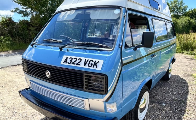 Retro Rentals Henley – 1984 retrò Volkswagen T25 - Little Betty blu. (Restaurato di recente)