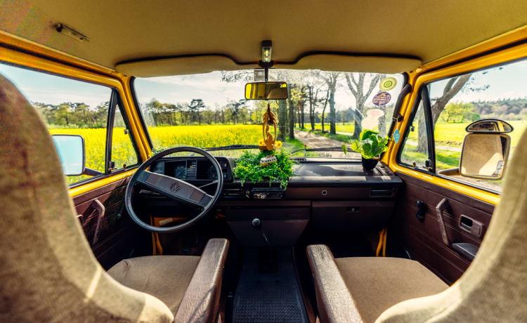 Simba – la fourgonnette Volkswagen rétro jaune avec toit relevable 