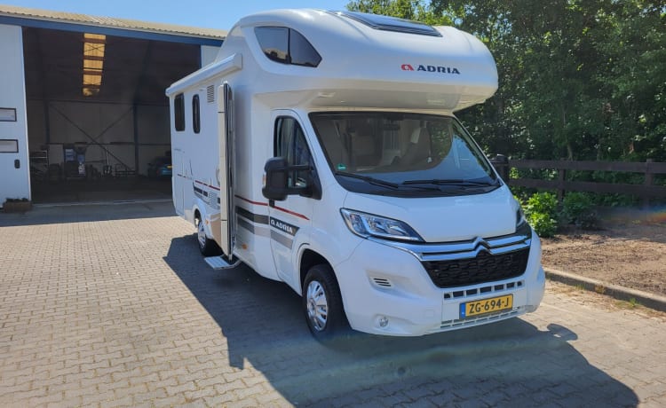 XL 670 SL – Camper ad alcova Adria molto spazioso con aria condizionata