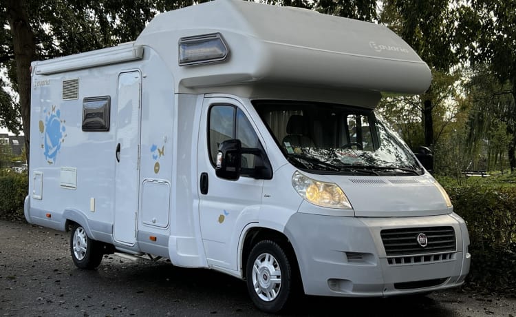 Camping-car en alcôve Bavaria pour 5 personnes