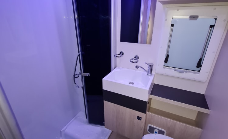 StarCamper No.1 – Challenger VIP C256 - luxe gezinscamper* tot 7 personen - München