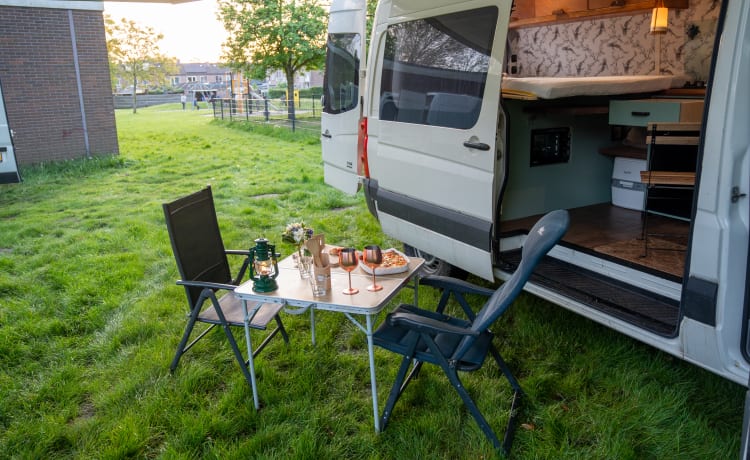 Overwinning – Avventuroso camper VW completamente off-grid, energia solare e letto lungo