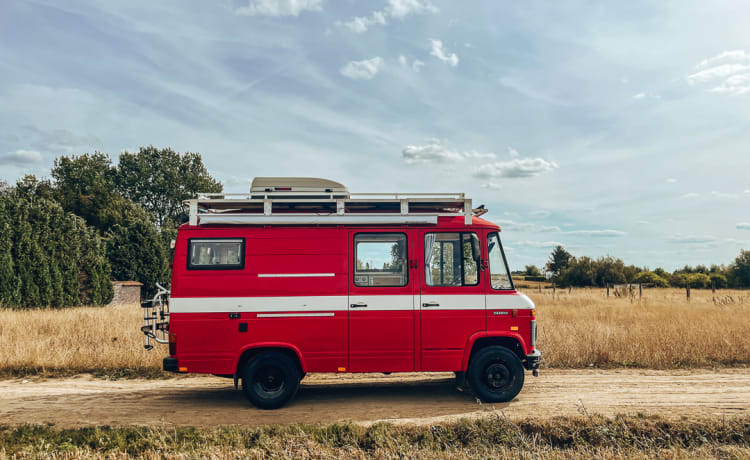 Pablo – Fire brigade bus & sturdy camper for your next adventure