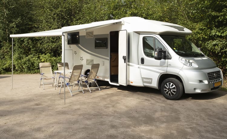 Half-integrated 4 personen camper uit 2013