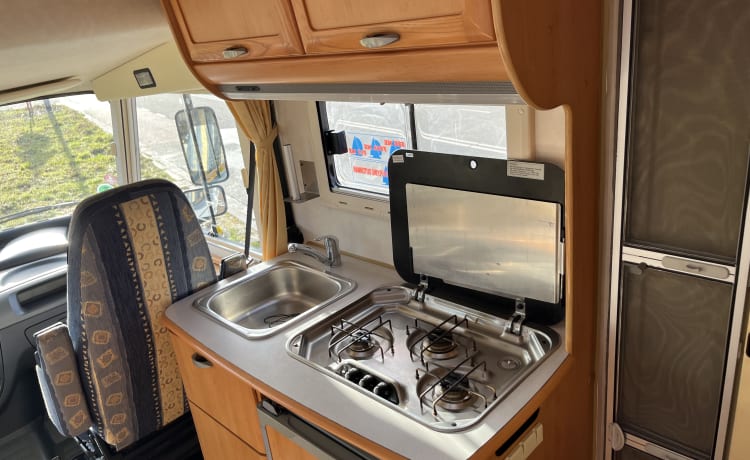 Hymer B575, AUTOMATIC, Air conditioning, Fixed bed and Lift-down bed 5 pers. sleeping/seating