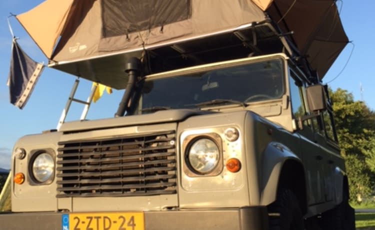 110 grijs – Land Rover Defender 110 with roof tent