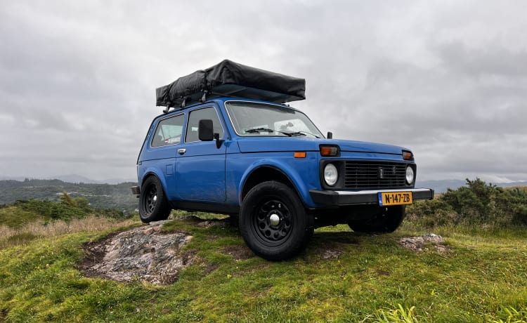 Pjotr – Lada Niva 4x4 mit Dachzelt