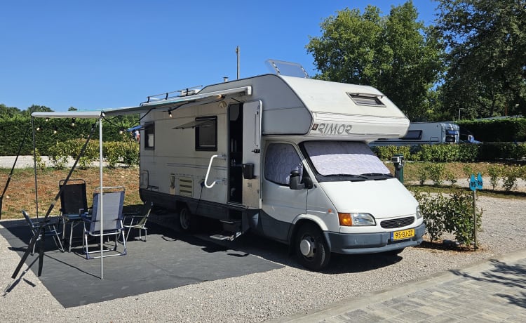 Camping-car Ford Transit Rimor confortable pour 4 personnes - Parfait pour les familles !