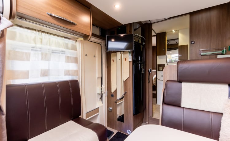 4p Super luxe Chausson 728EB (Airco, Zonnepanelen, Oven, tv, etc.)