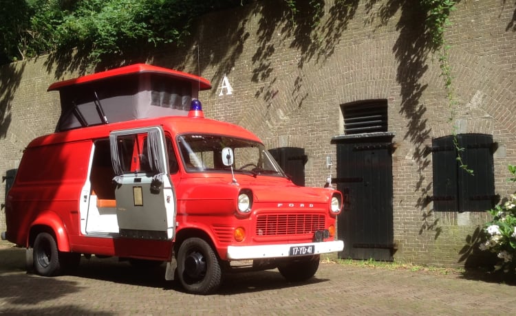 Klassisches Feuerwehrauto Camper 41