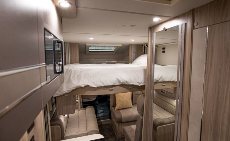 Riley – GLOEDNIEUWE luxe Elddis Evolution 196 camper met 6 slaapplaatsen