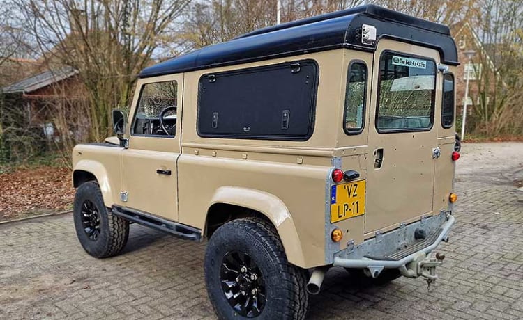 Boelo – Defender 90 300 TDI with roof tent and awning