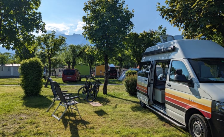 Retro-Volkswagen-Bus mit Fahrradträger und Markise