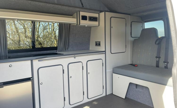 Misty  – *ONLANGS VERBETERD* Volledig verwarmde VW T5 4-persoons camper met airconditioning