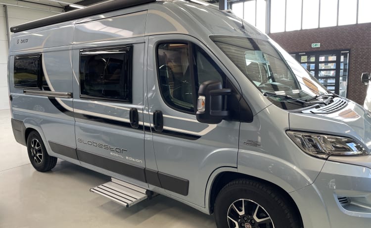 Buscamper Globecar 600L met lengtebedden, voor 2 personen. Hond toegestaan.