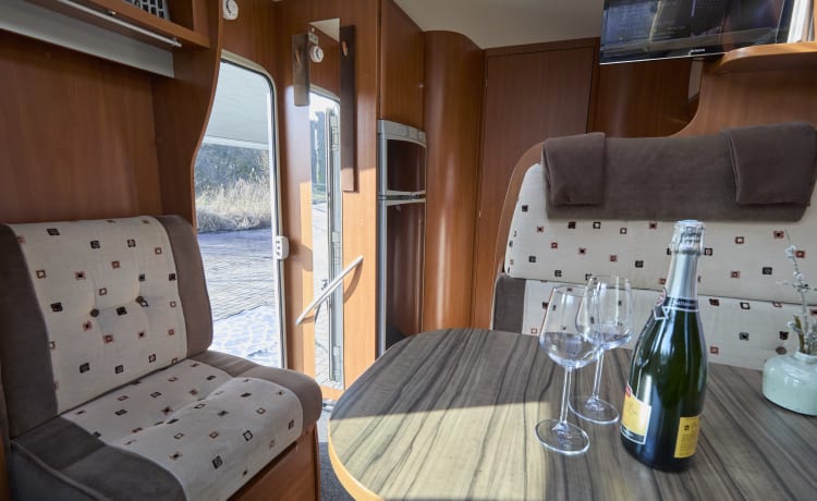 Beautiful self-sufficient Chausson camper with queen bed  