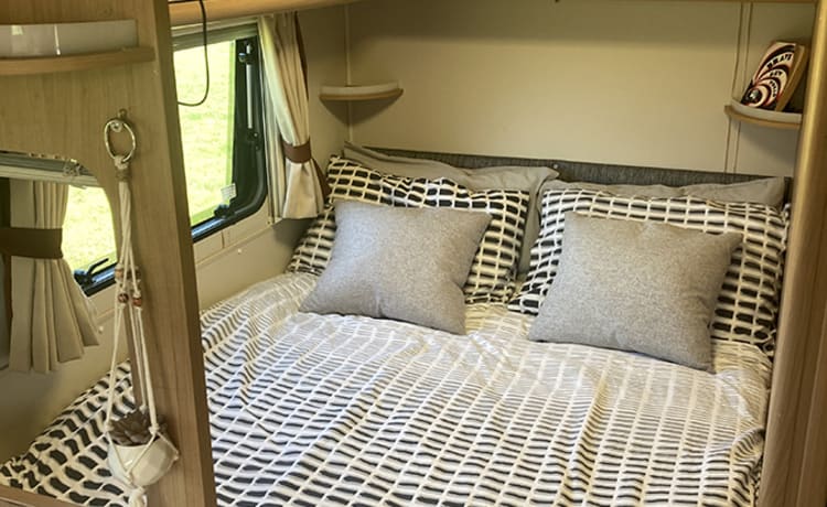 Eddie – Easy from Heathrow & C. London. Caravan park or Off-grid. Wifi included  