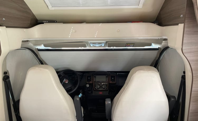 4p 2018 McLouis 473g Carat semi-intégré avec lit escamotable