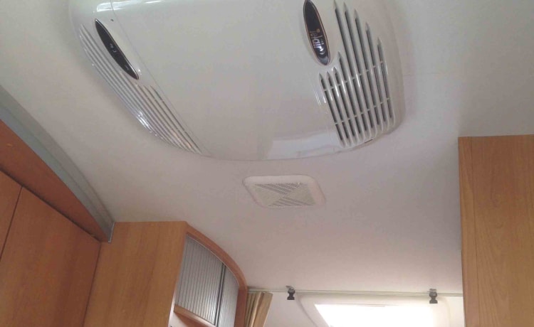 Dethleffs A5881 – Luxury 6-person Dethleffs camper 2x Airco, Navi, bunk bed